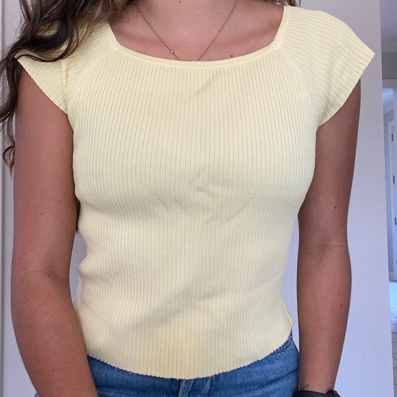 Beautiful Ribbed Yellow Top - Picture 2 of 3